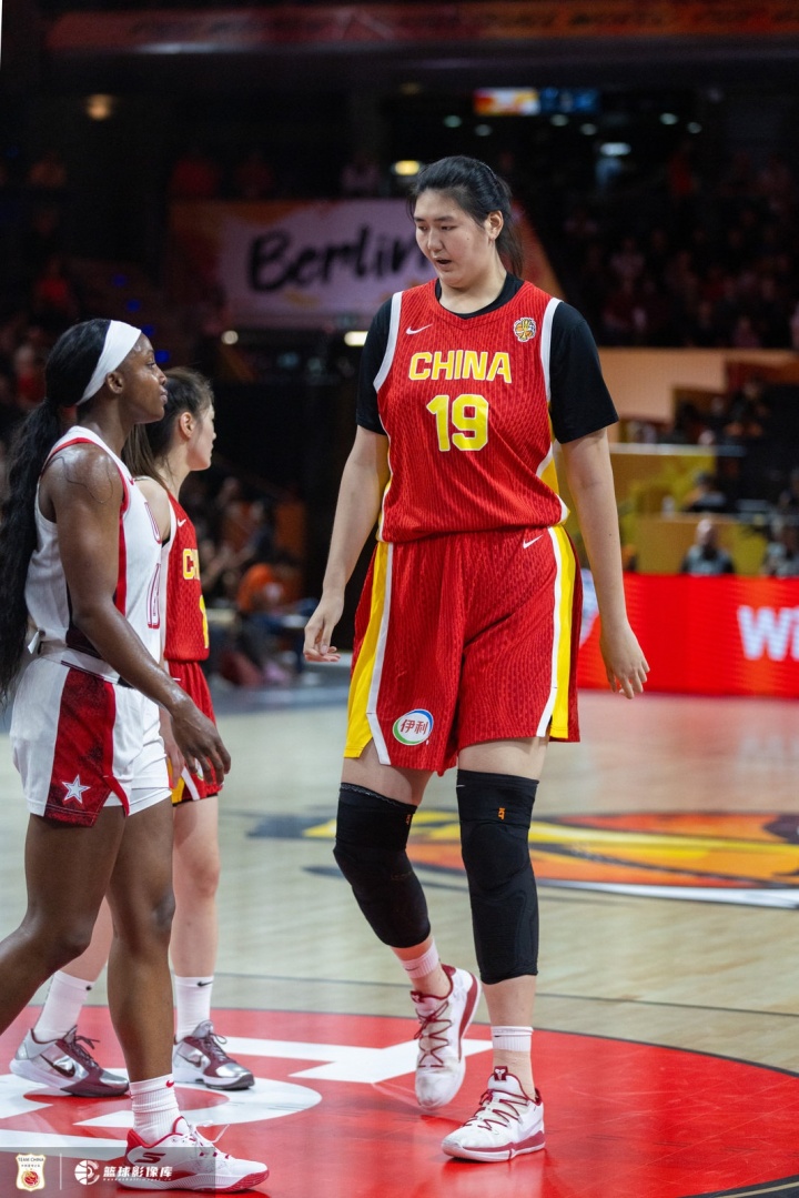 解说：这算是中国女篮的正常水平 张子宇在场上是有一定牵制力的