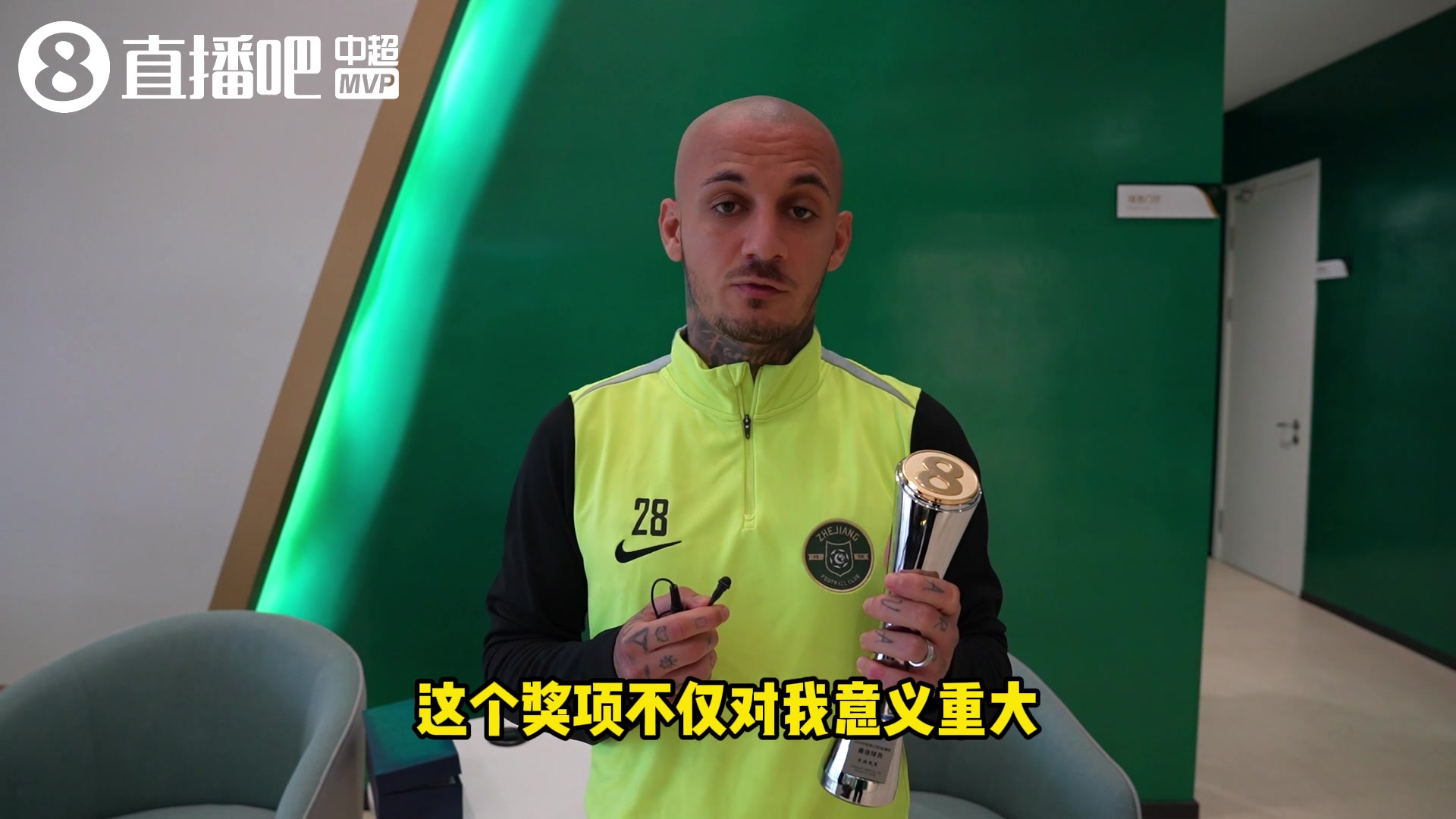 米特里策领取奖杯:三分比什么都重要 愿在中国生活很多年 米特里策领取奖杯:三分比什么都重要 愿在中国生活很多年