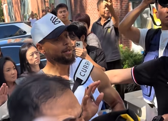 库里互动签名时罕见生气连续要求球迷退后！无奈秩序混乱只能离开